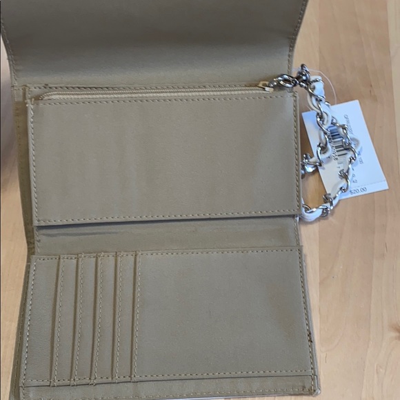 Villager ‘It Wristlet’ - Picture 4 of 10